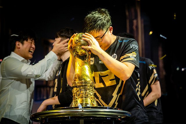 版本更新決定勝負(fù)：LPL與LCK戰(zhàn)術(shù)調(diào)整與版本解讀速度成關(guān)鍵，各賽區(qū)版本適應(yīng)能力深度解析